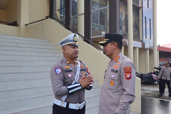 Kapolresta Pontianak Lepas Calon Jemaah Haji dari Personel Polresta Pontianak Saat Apel Pagi
