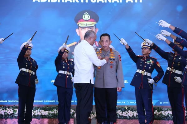 Kapolri Raih Penghargaan Adhi Bhakti Senapati, Dorong Penguatan Sinergi di Bidang Keamanan Siber
