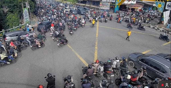Kapolsek Pontianak Timur Turun Langsung Atur Arus Lalu Lintas di Simpang Tanjung Raya