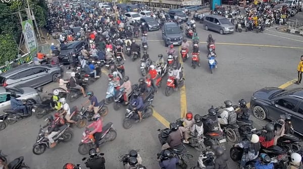 Kapolsek Pontianak Timur Pimpin Pengaturan Lalu Lintas di Simpang Tanjung Raya