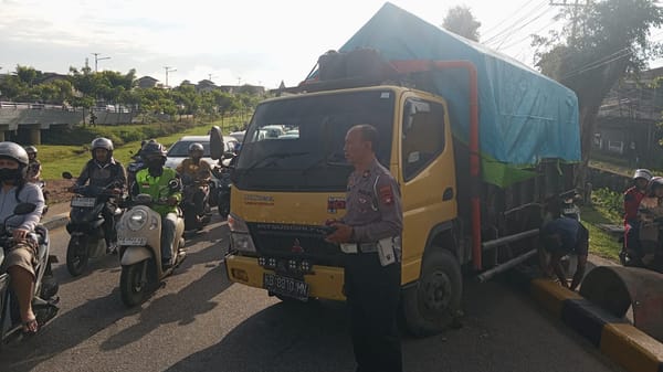 Kemacetan Parah Akibat Truk Bermuatan di Jembatan Kapuas I, Polisi Turun Tangan