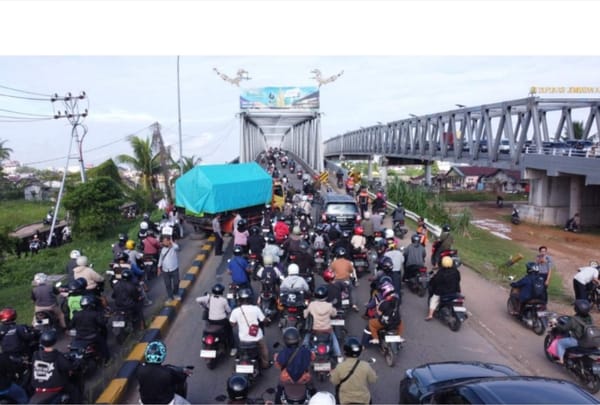 Aksi Cepat Satlantas Polresta Pontianak Urai Antrean Kendaraan di Jembatan Kapuas I
