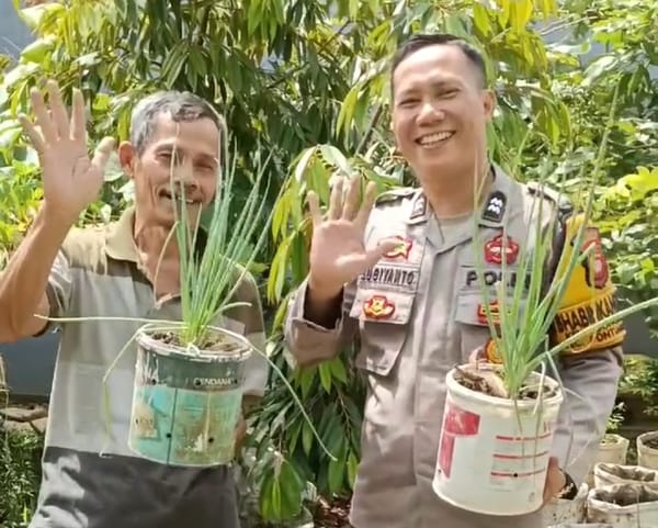 Bhabinkamtibmas Polsek Pontianak Kota Monitoring Pekarangan Pangan Bergizi Milik Warga