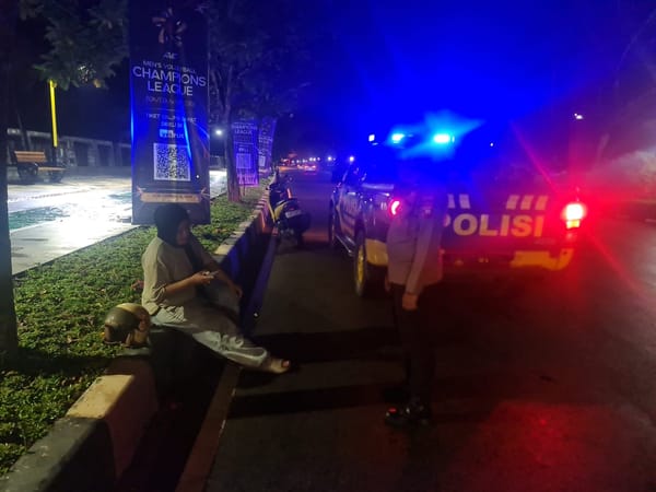 Patroli Enggang Selatan Sigap Bantu Ibu Korban Laka Tunggal di Jalan M. Sohor