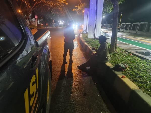Respons Cepat Patroli Enggang Selatan Evakuasi Ibu Korban Laka di Jalan M. Sohor