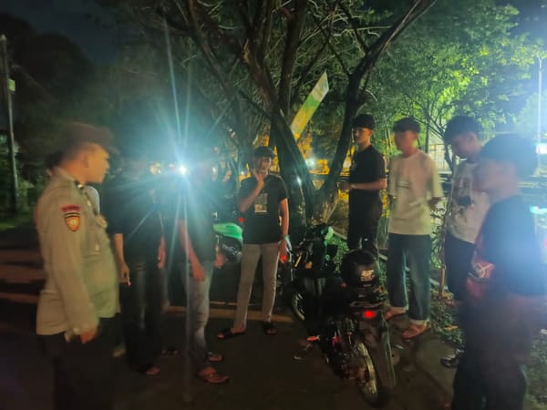 Patroli Malam Minggu, Personel Enggang Polsek Pontianak Kota Himbau Remaja di Jalan Pal 3 Pulang ke Rumah