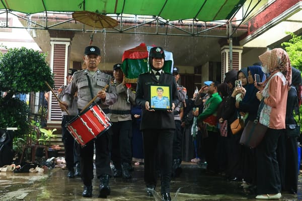 Polda Lampung Berduka: Kapolda Hadiri Upacara Pemakaman Bripka Anumerta Arya Supena yang Gugur Dalam Tugas