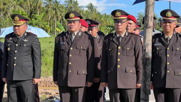 Suasana Haru Iringi Kapolresta Pontianak Saat Memimpin Apel Persada dan Prosesi Penghormatan Terakhir AKP MBL Saragih