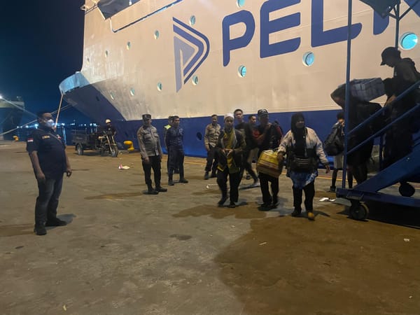Polsek Pelabuhan Dwikora Laksanakan Pengamanan Kedatangan KM Kelimutu di Pelabuhan Dwikora Pontianak