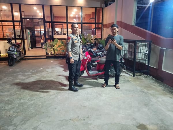 Saat Patroli Kamtibmas, Personel Enggang Polsek Pontianak Barat Berikan Himbauan kepada Petugas Parkir
