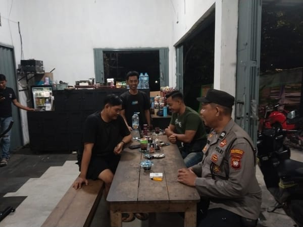 Patroli Dialogis Enggang Timur Sambangi Warga dan Penjaga Malam Sampaikan Pesan Kamtibmas