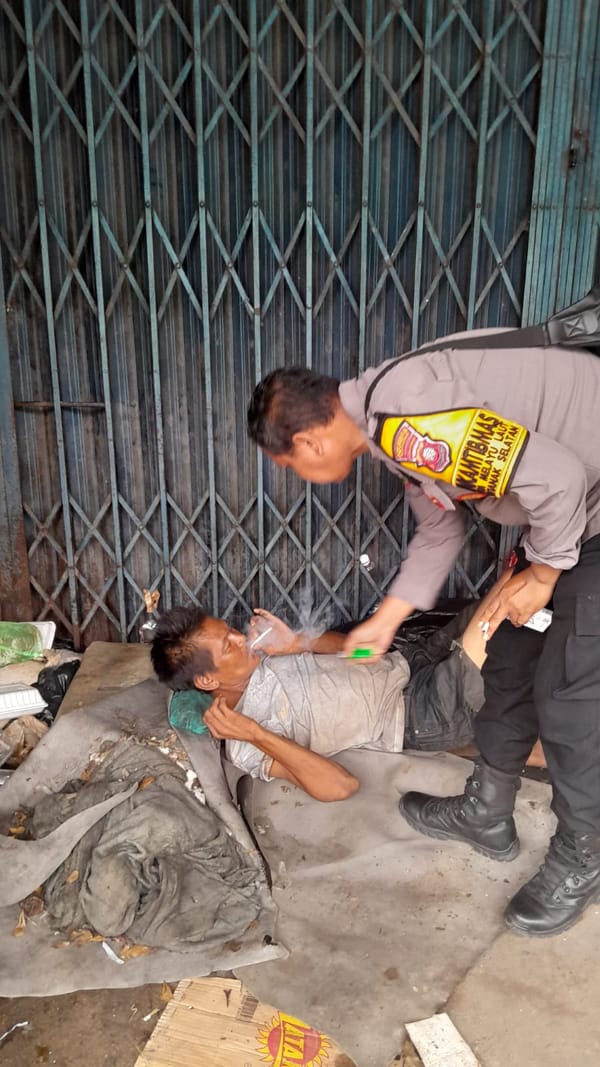 Respon Cepat dan Humanis, Bhabinkamtibmas Bersama Lurah Bantu ODGJ yang Sakit di Jalan Tanjungpura