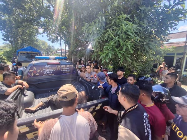 Patroli Enggang Polsek Pontianak Utara Evakuasi Pria Diduga ODGJ yang Diamankan Warga