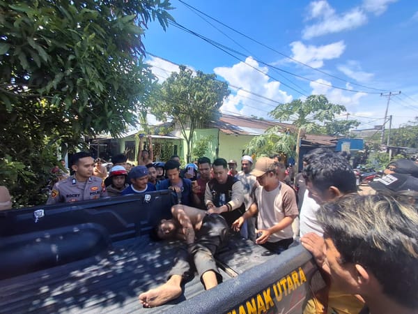 Patroli Enggang Polsek Pontianak Utara Evakuasi Pria Diduga Gangguan Jiwa Yang Diamankan Warga