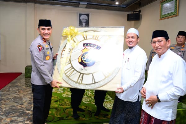 Kapolda Jambi Jalin Silaturahmi dengan Pondok Pesantren Darul Arifin, Tekankan Pendidikan Disiplin dan Pemanfaatan Teknologi Secara Positif