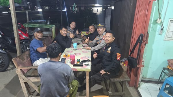 Sinergitas Enggang Polsek Pontianak Barat dan Pokdar Kamtibmas Gelar Patroli Malam Jaga Keamanan