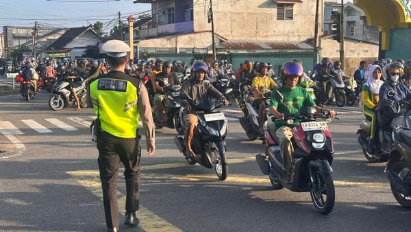 Cegah Kemacetan, Personel Lalu Lintas Polsek Pontianak Timur Laksanakan Pengaturan Pagi