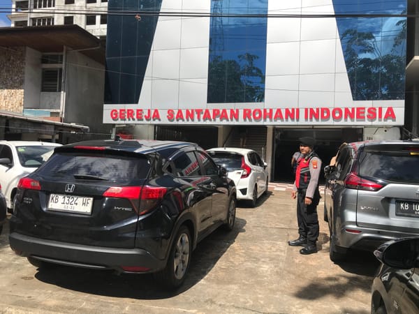Polsek Pontianak Kota Lakukan Pengamanan dan Pengaturan Ibadah Perayaan Kenaikan Yesus Kristus di Sejumlah Gereja
