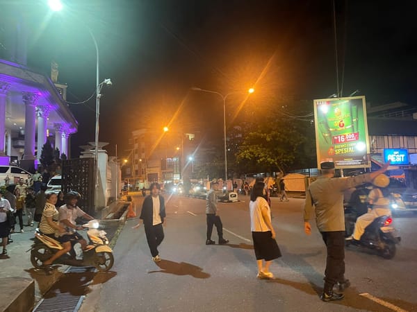 Wujudkan Ibadah Aman dan Khidmat, Polsek Pontianak Kota Lakukan Pengamanan dan Pengaturan Lalu Lintas di Gereja-Gereja