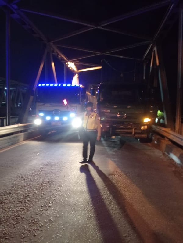 Personel Lantas Polsek Pontianak Sigap Urai Kemacetan Akibat Truk Kontainer Mogok di Jembatan Sungai Landak