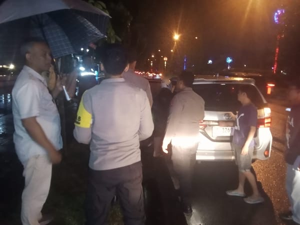 Patroli Enggang Selatan Respons Cepat Laporan Warga Terkait Laka Tunggal di Jalan Ahmad Yani