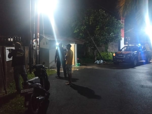 Menjaga keamanan malam hari Enggang Timur Melaksanakan Patroli Dialogis Sambang Warga
