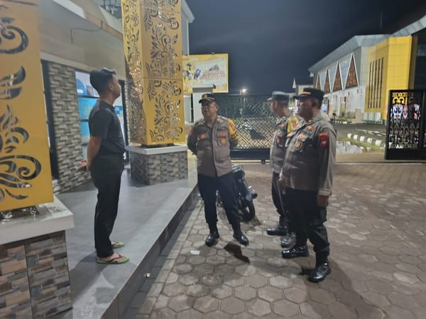 Jaga Keamanan Malam Hari, Personil Polsek Pontianak Barat Gelar Patroli Dialogis