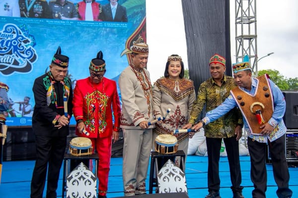 Kapolda Kalteng Meriahkan Karnaval Festival Budaya Isen Mulang sebagai Bentuk Dukungan Pelestarian Budaya Daerah