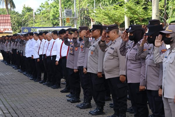 Kapolresta Pontianak Pimpin Apel Pagi dan Sampaikan Anev Kegiatan Mingguan