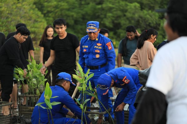 Ditpolairud Polda Bali Ikut Tanam 1.000 Mangrove di Pulau Pudut, Aksi Kolaborasi Jaga Pesisir Bali