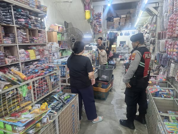 Himbauan Kamtibmas Disampaikan Aiptu N. Adinata kepada Pedagang Pasar Kapuas Indah Pontianak
