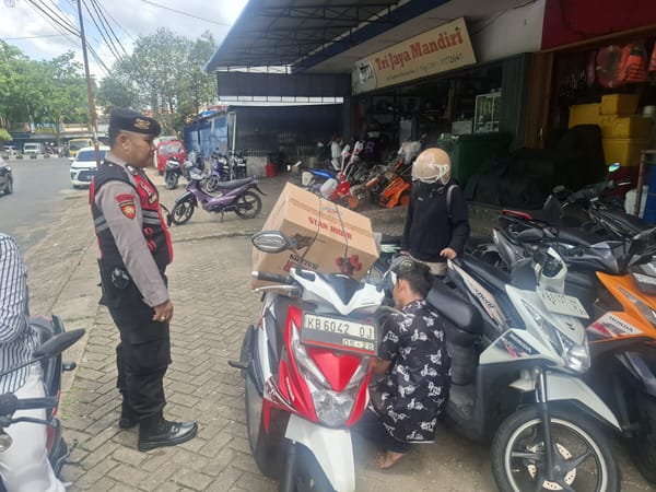 Jaga Kamtibmas, Aiptu N. Adinata Edukasi Warga di Pasar Kapuas Indah Pontianak
