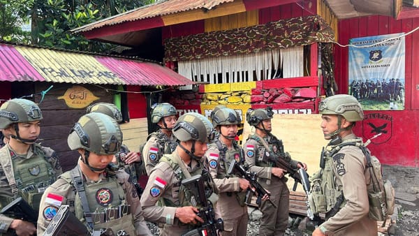Lewat Patroli Jalan Kaki, Satgas Damai Cartenz Dekatkan Diri dengan Warga Muara Puncak Jaya