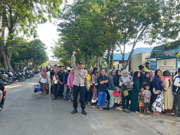 Personil Polsek Pontianak Timur Laksanakan Pengamanan Operasi Pasar Murah di Kantor Kecamatan