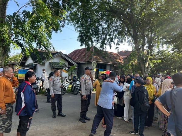Pastikan Situasi Kondusif, Polsek Pontianak Timur Kawal Jalannya Operasi Pasar Murah Kecamatan