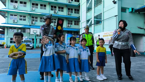 Satlantas Polresta Pontianak Kenalkan Tugas Polisi dan Rambu Lalu Lintas kepada Siswa TK Bina Mulya