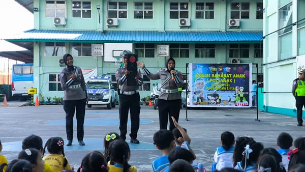Sat Lantas Polresta Potianak berikan edukasi tugas Polisi dan rambu rambu lalu lintas kepada Siswa TK Bina mulya