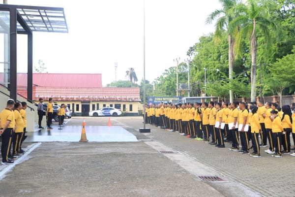 Kapolresta Pontianak Pimpin Apel dan Olahraga Bersama untuk Jaga Kebugaran Personel