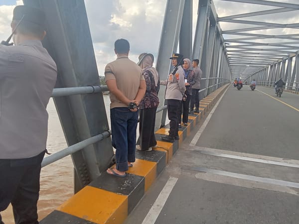 Kapolsek Pontianak Selatan Awasi Proses Pencarian Korban di Sungai Kapuas