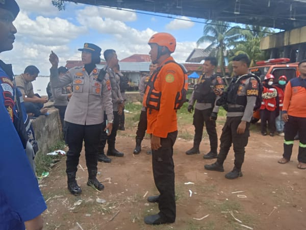 Kapolsek Pontianak Selatan Pantau Langsung Pencarian Pria yang Terjun ke Sungai Kapuas