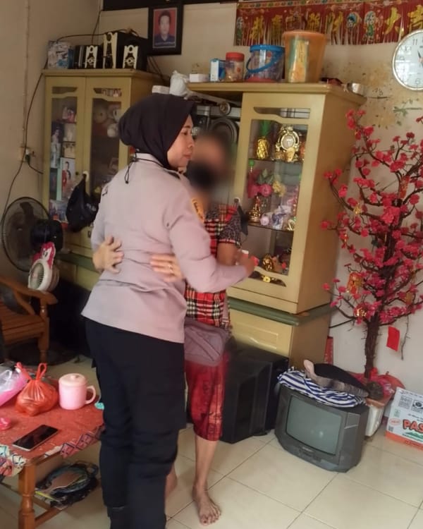 Momen Haru di Tepi Kapuas, Kapolsek Pontianak Selatan Beri Dukungan Moral kepada Keluarga Korban Tenggelam