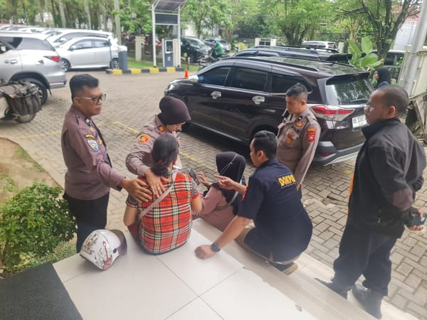 Penuh Empati, Kapolsek Pontianak Selatan Peluk dan Tenangkan Ibu Korban Tenggelam di Sungai Kapuas
