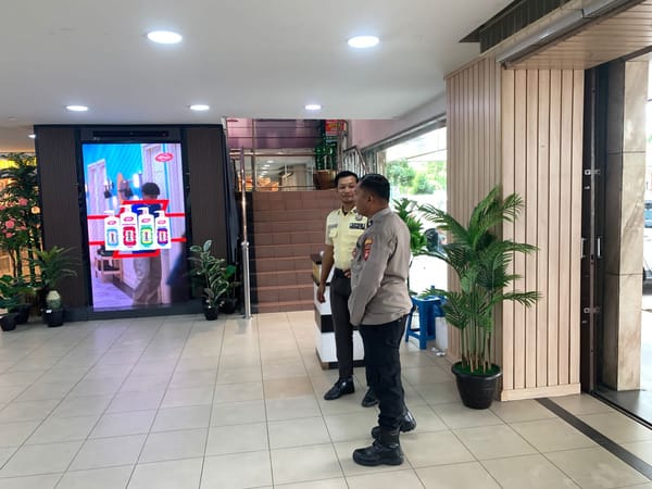 Cegah Curanmor dan Gangguan Kamtibmas, Enggang Polsek Pontianak Barat Gelar Patroli Dialogis di Swalayan