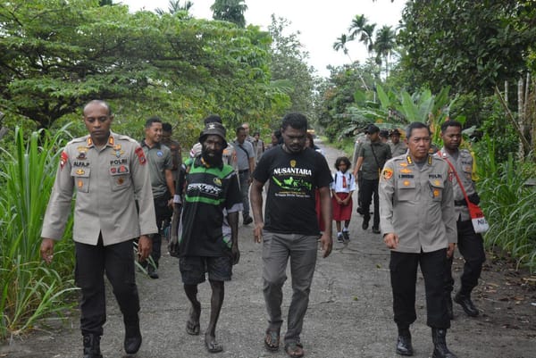 Sentuhan Humanis Ops Damai Cartenz, Warga Pelosok Timika Terima Bantuan Sosial dan Layanan Kesehatan