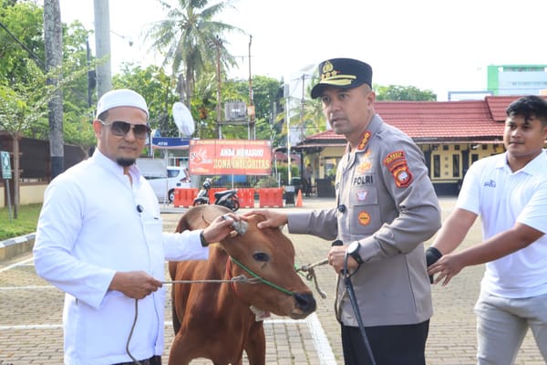 Kapolresta Pontianak Serahkan Hewan Kurban Secara Simbolis