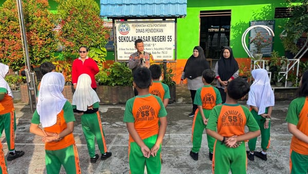 Dukung Kampanye Adiwiyata Nasional, Bhabinkamtibmas Sei Jawi Luar Sambangi SDN 55 Pontianak Barat