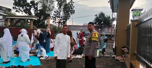 Personel Polsek Pontianak Timur Kawal Pelaksanaan Sholat Idul Adha 1447 H Berjalan Aman dan Tertib