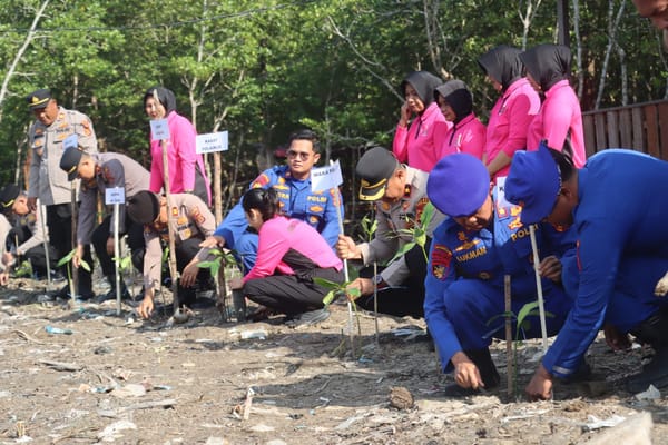 HUT Bhayangkara ke-80, Polisi di Tanjab Barat Tebar 2.000 Bibit Ikan dan Tanam Mangrove untuk Ekosistem Laut