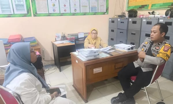 Perkuat Kedekatan dengan Masyarakat, Bhabinkamtibmas Kelurahan Tengah Gencar Patroli Dialogis dan Edukasi Kamtibmas