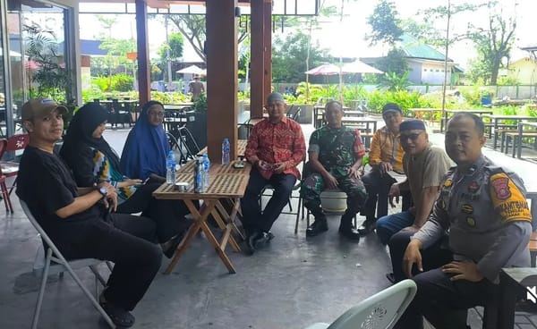 Sambangi Warga Secara Door to Door, Bhabinkamtibmas Kelurahan Tengah Ajak Masyarakat Jaga Kamtibmas